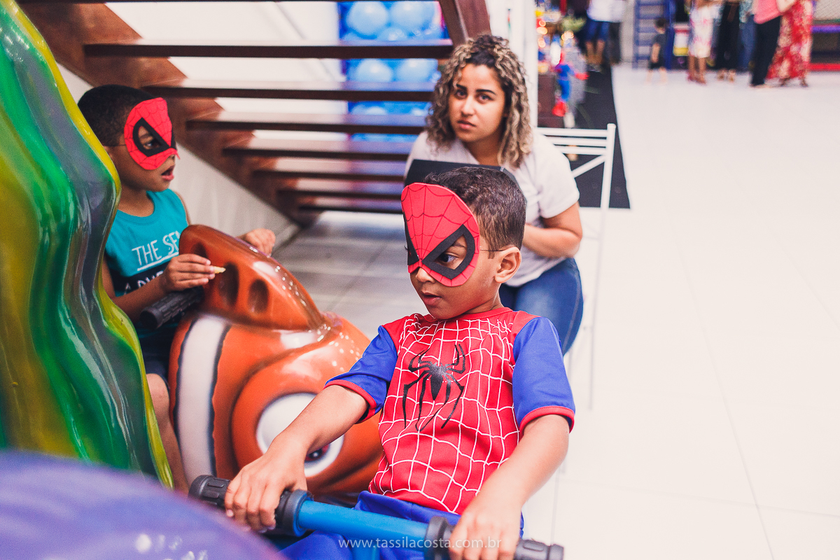 FESTA DE IRMÃOS, EM SERRA ES, FOTOGRAFIA DE FESTA INFANTIL EM VITÓRIA ES, FESTA DE 2 IRMÃOS COM IDADES DIFERENTES, TASSILA COSTA FOTOGRAFIA, TEMA SUPER HERÓI