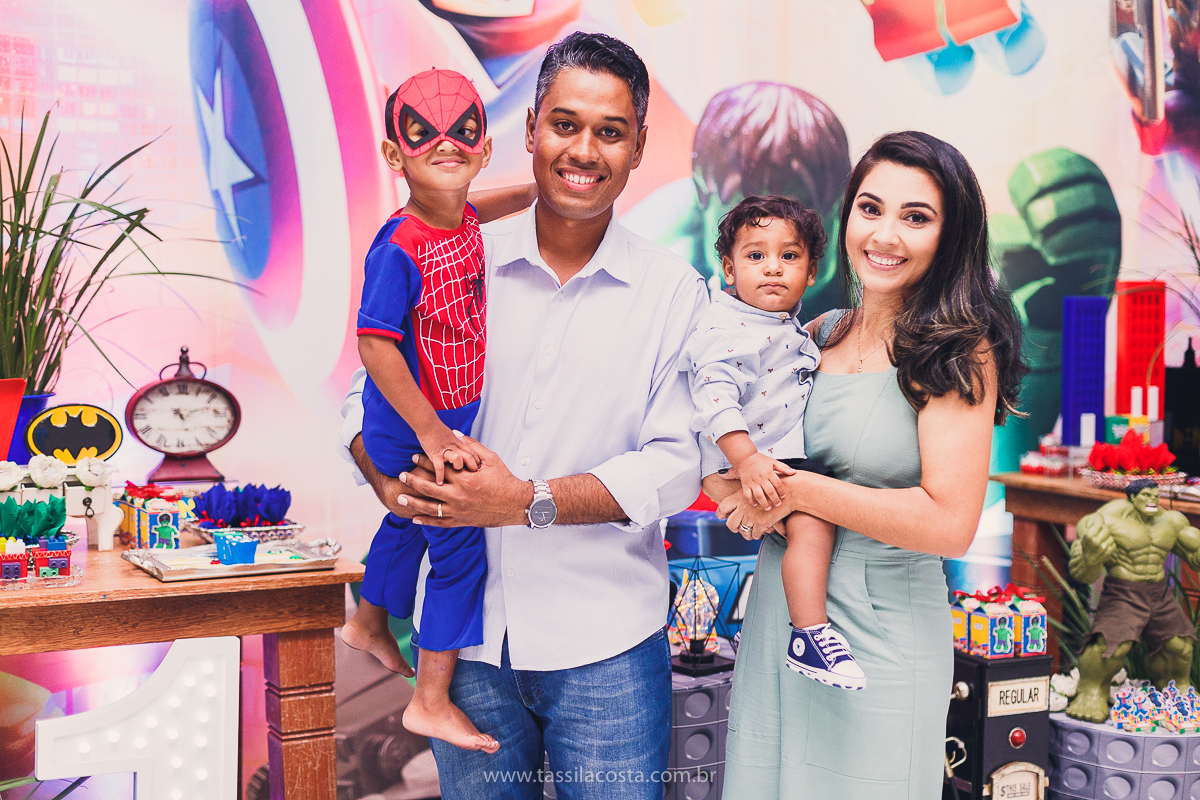 FESTA DE IRMÃOS, EM SERRA ES, FOTOGRAFIA DE FESTA INFANTIL EM VITÓRIA ES, FESTA DE 2 IRMÃOS COM IDADES DIFERENTES, TASSILA COSTA FOTOGRAFIA, TEMA SUPER HERÓI