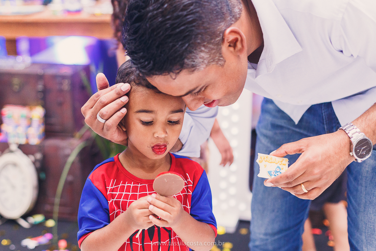 FESTA DE IRMÃOS, EM SERRA ES, FOTOGRAFIA DE FESTA INFANTIL EM VITÓRIA ES, FESTA DE 2 IRMÃOS COM IDADES DIFERENTES, TASSILA COSTA FOTOGRAFIA, TEMA SUPER HERÓI