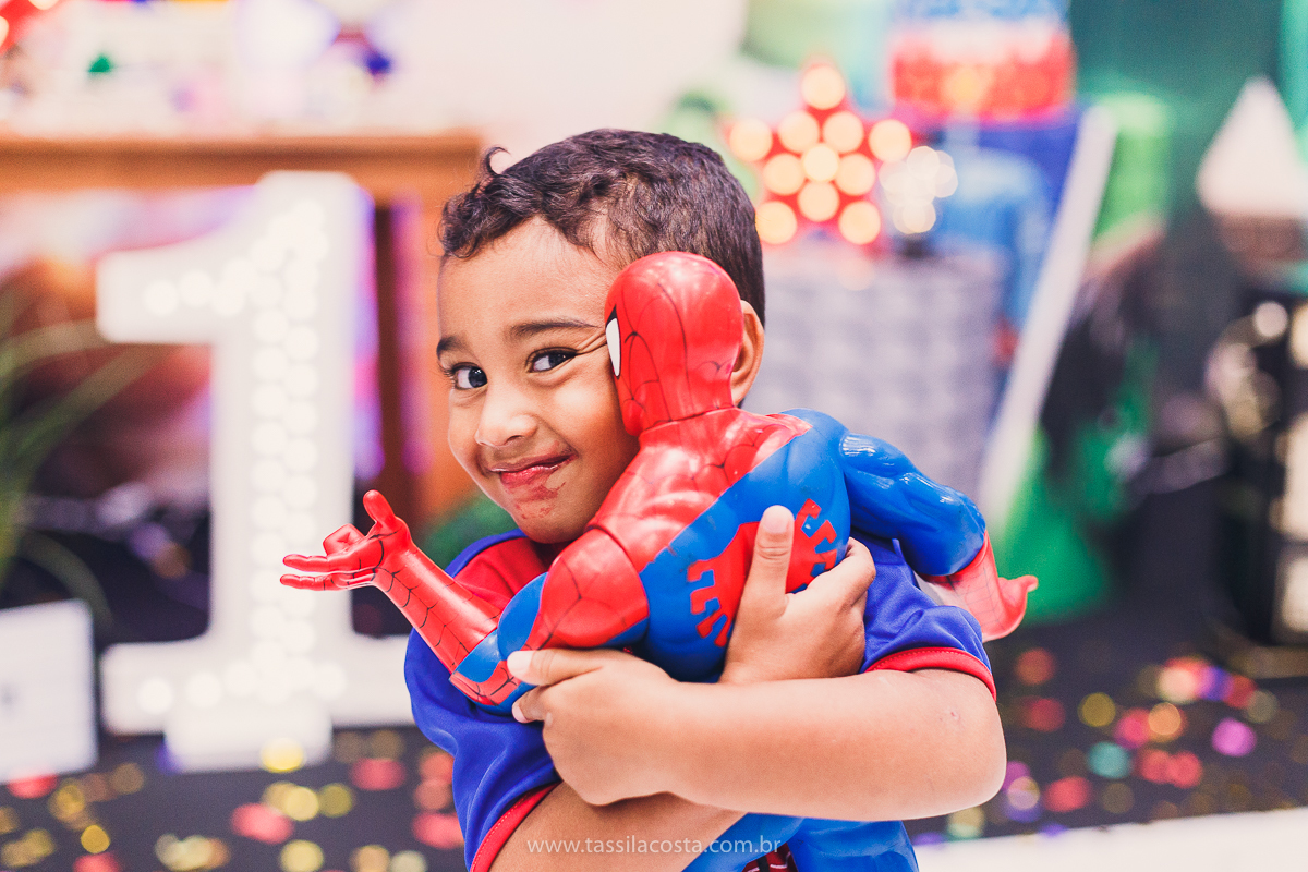 FESTA DE IRMÃOS, EM SERRA ES, FOTOGRAFIA DE FESTA INFANTIL EM VITÓRIA ES, FESTA DE 2 IRMÃOS COM IDADES DIFERENTES, TASSILA COSTA FOTOGRAFIA, TEMA SUPER HERÓI