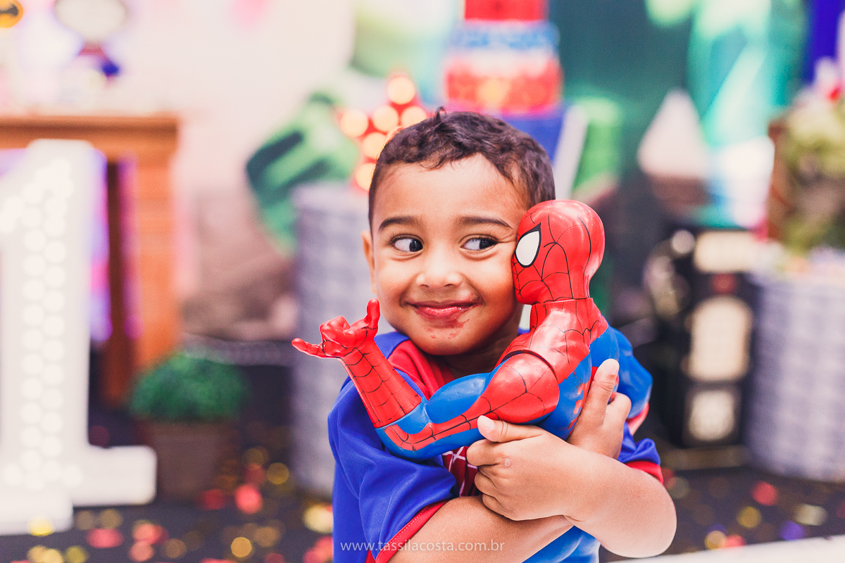 FESTA DE IRMÃOS, EM SERRA ES, FOTOGRAFIA DE FESTA INFANTIL EM VITÓRIA ES, FESTA DE 2 IRMÃOS COM IDADES DIFERENTES, TASSILA COSTA FOTOGRAFIA, TEMA SUPER HERÓI