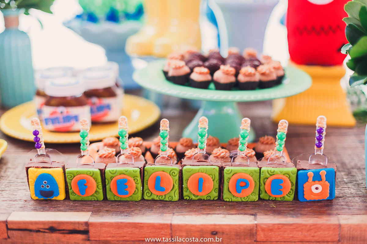 aniversário de criança, festa linda para o Felipe 2 anos, vovó preparou toda a decoração, decoração no tema Monstrinhos, fotografia de festa infantil em Vitória, melhor fotógrafa de festa infantil em Vitória ES, fazendo minha festa em Vitória, 