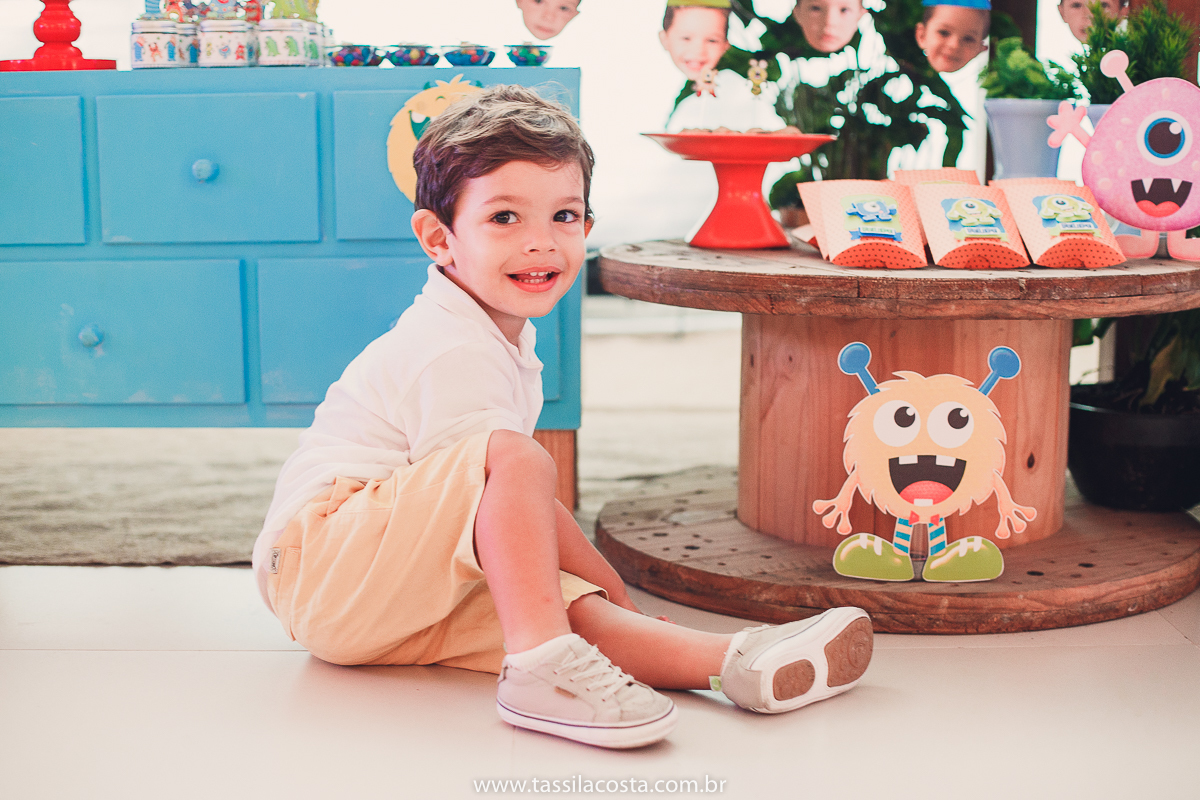 aniversário de criança, festa linda para o Felipe 2 anos, vovó preparou toda a decoração, decoração no tema Monstrinhos, fotografia de festa infantil em Vitória, melhor fotógrafa de festa infantil em Vitória ES, fazendo minha festa em Vitória, 