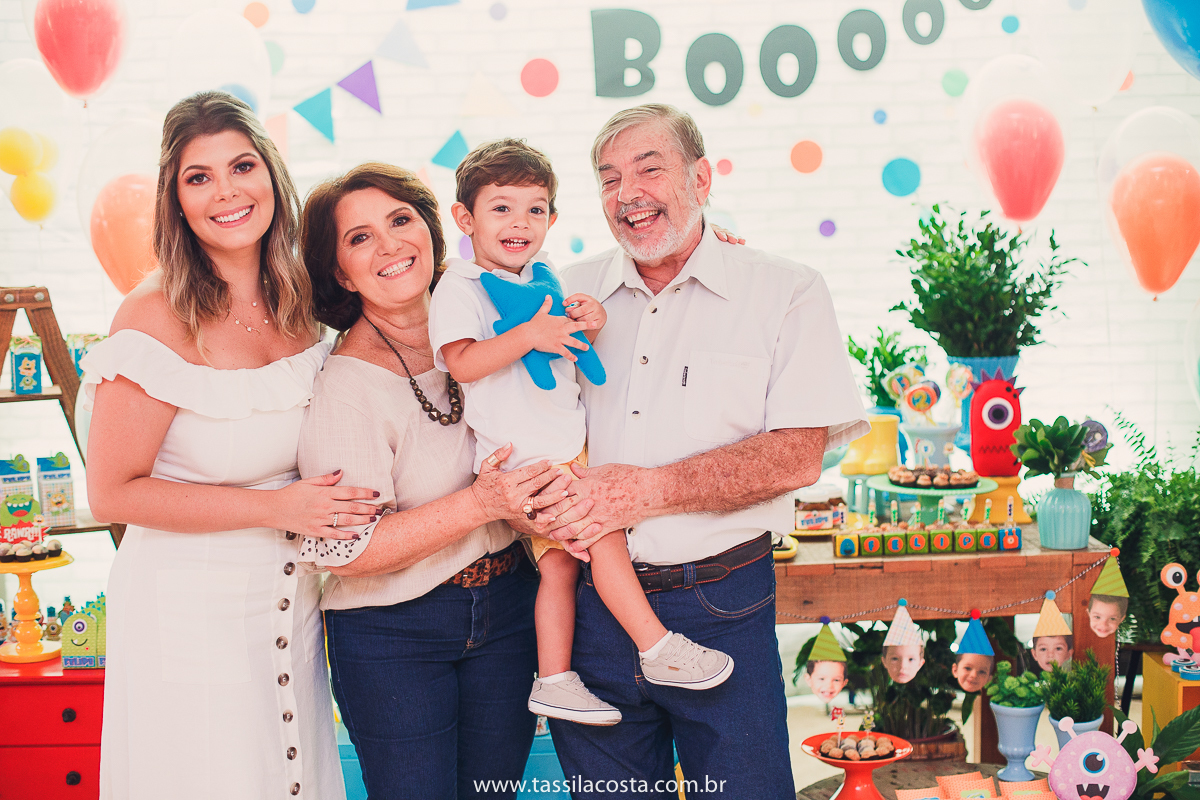 aniversário de criança, festa linda para o Felipe 2 anos, vovó preparou toda a decoração, decoração no tema Monstrinhos, fotografia de festa infantil em Vitória, melhor fotógrafa de festa infantil em Vitória ES, fazendo minha festa em Vitória, 