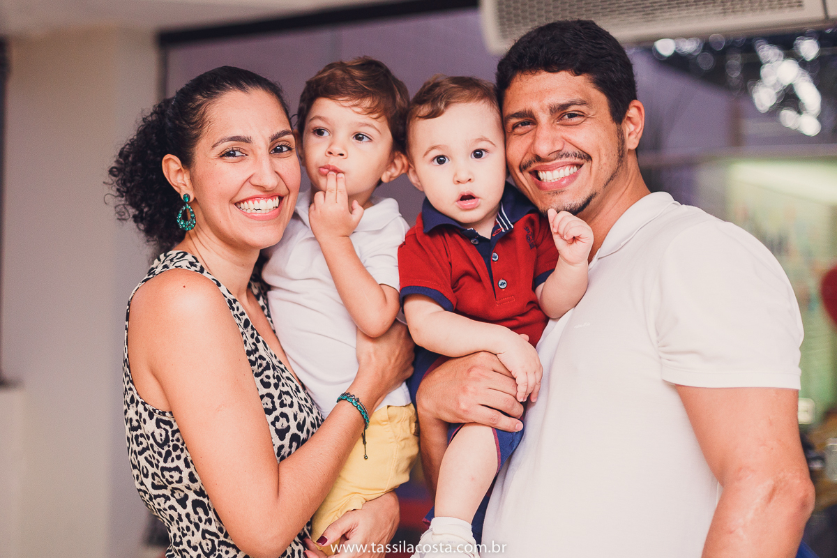 aniversário de criança, festa linda para o Felipe 2 anos, vovó preparou toda a decoração, decoração no tema Monstrinhos, fotografia de festa infantil em Vitória, melhor fotógrafa de festa infantil em Vitória ES, fazendo minha festa em Vitória, 