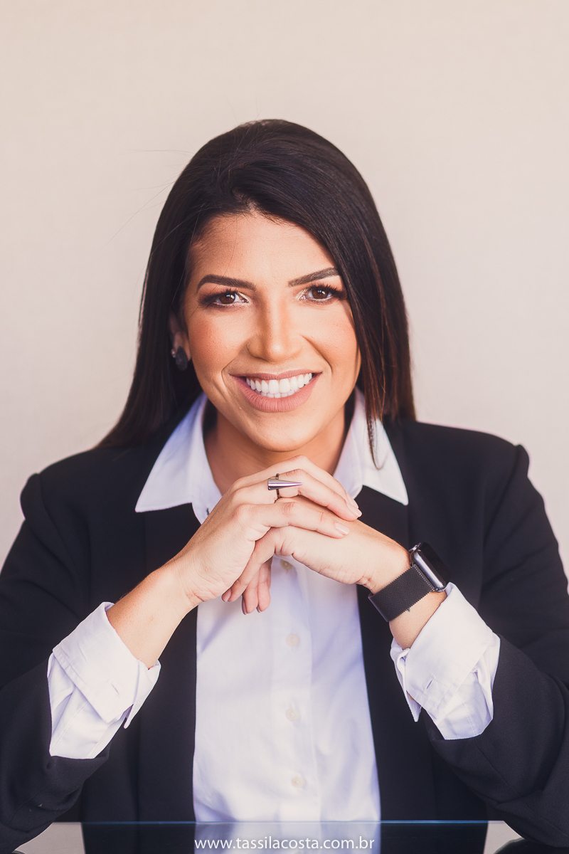 fotos profissionais, para atualização de portfólio, fotos para Linkedin, fotos em Vitória para atualizar site e Instagram, fotos de profissionais da área de marketing, professora de vendas