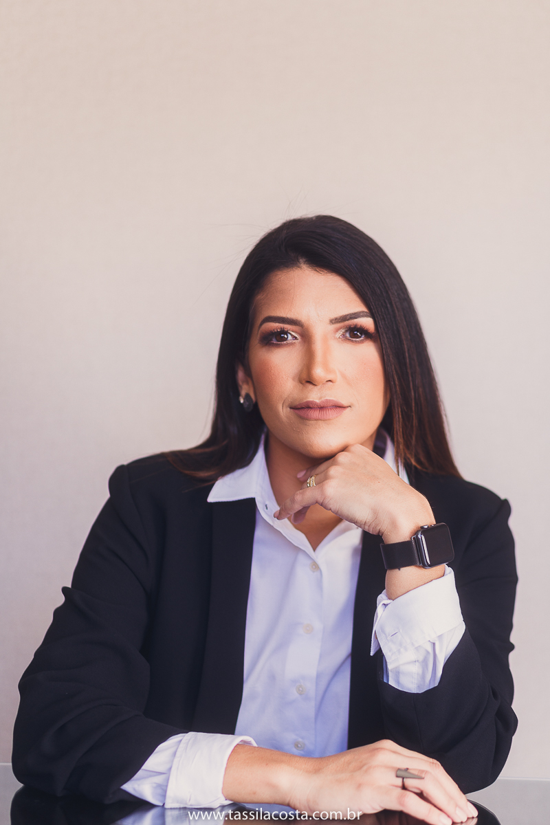 fotos profissionais, para atualização de portfólio, fotos para Linkedin, fotos em Vitória para atualizar site e Instagram, fotos de profissionais da área de marketing, professora de vendas