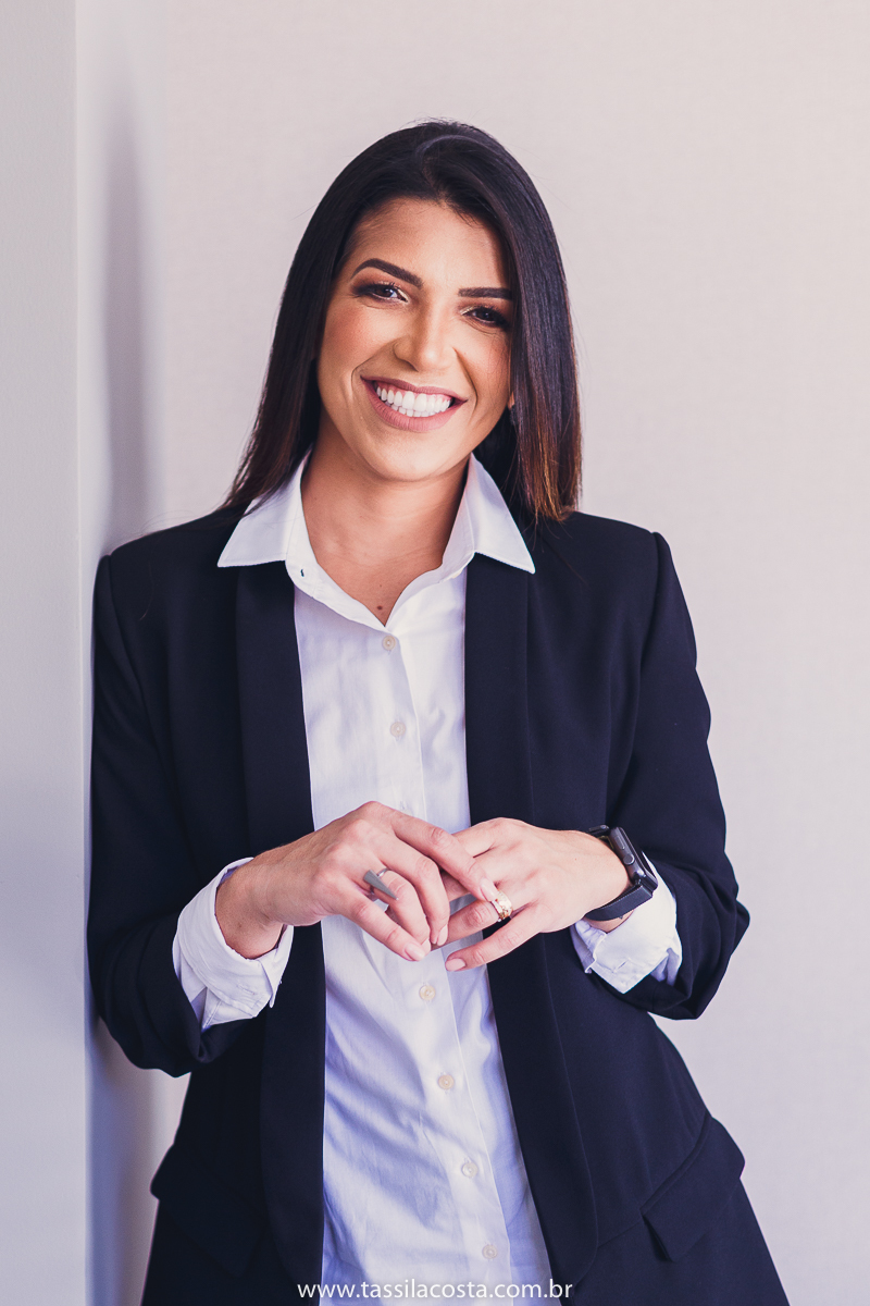 fotos profissionais, para atualização de portfólio, fotos para Linkedin, fotos em Vitória para atualizar site e Instagram, fotos de profissionais da área de marketing, professora de vendas