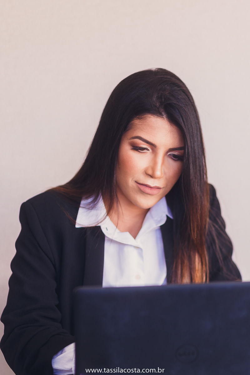 fotos profissionais, para atualização de portfólio, fotos para Linkedin, fotos em Vitória para atualizar site e Instagram, fotos de profissionais da área de marketing, professora de vendas