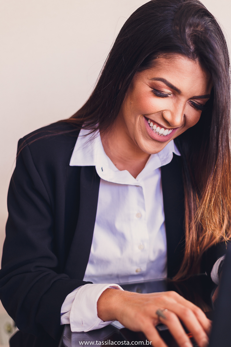 fotos profissionais, para atualização de portfólio, fotos para Linkedin, fotos em Vitória para atualizar site e Instagram, fotos de profissionais da área de marketing, professora de vendas