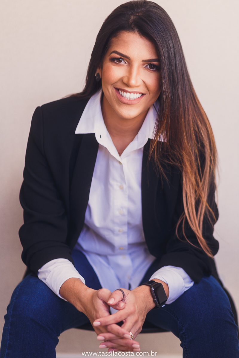 fotos profissionais, para atualização de portfólio, fotos para Linkedin, fotos em Vitória para atualizar site e Instagram, fotos de profissionais da área de marketing, professora de vendas