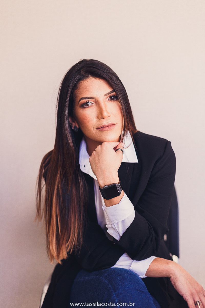 fotos profissionais, para atualização de portfólio, fotos para Linkedin, fotos em Vitória para atualizar site e Instagram, fotos de profissionais da área de marketing, professora de vendas