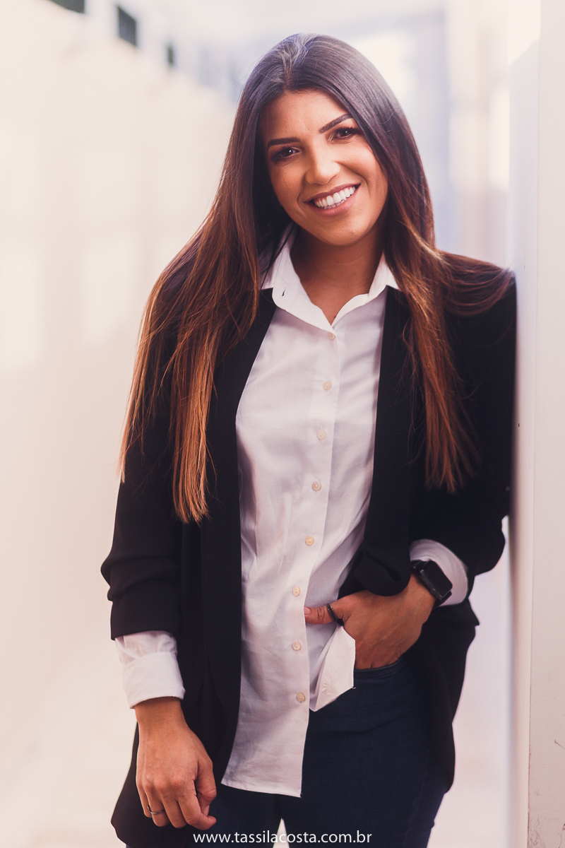 fotos profissionais, para atualização de portfólio, fotos para Linkedin, fotos em Vitória para atualizar site e Instagram, fotos de profissionais da área de marketing, professora de vendas