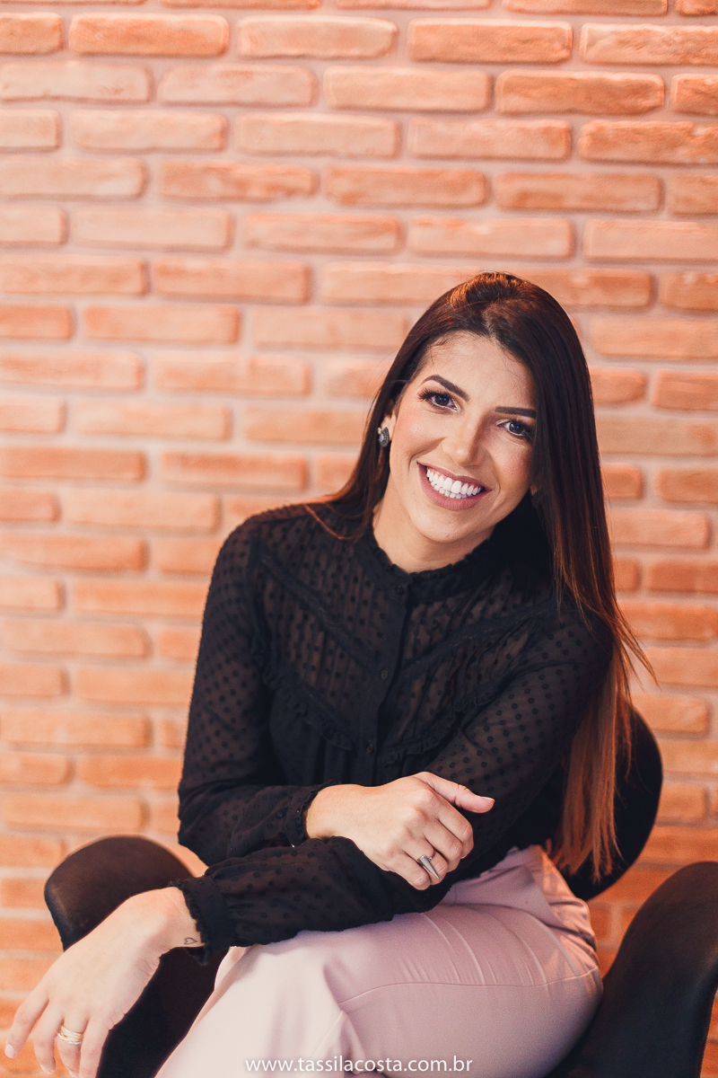 fotos profissionais, para atualização de portfólio, fotos para Linkedin, fotos em Vitória para atualizar site e Instagram, fotos de profissionais da área de marketing, professora de vendas