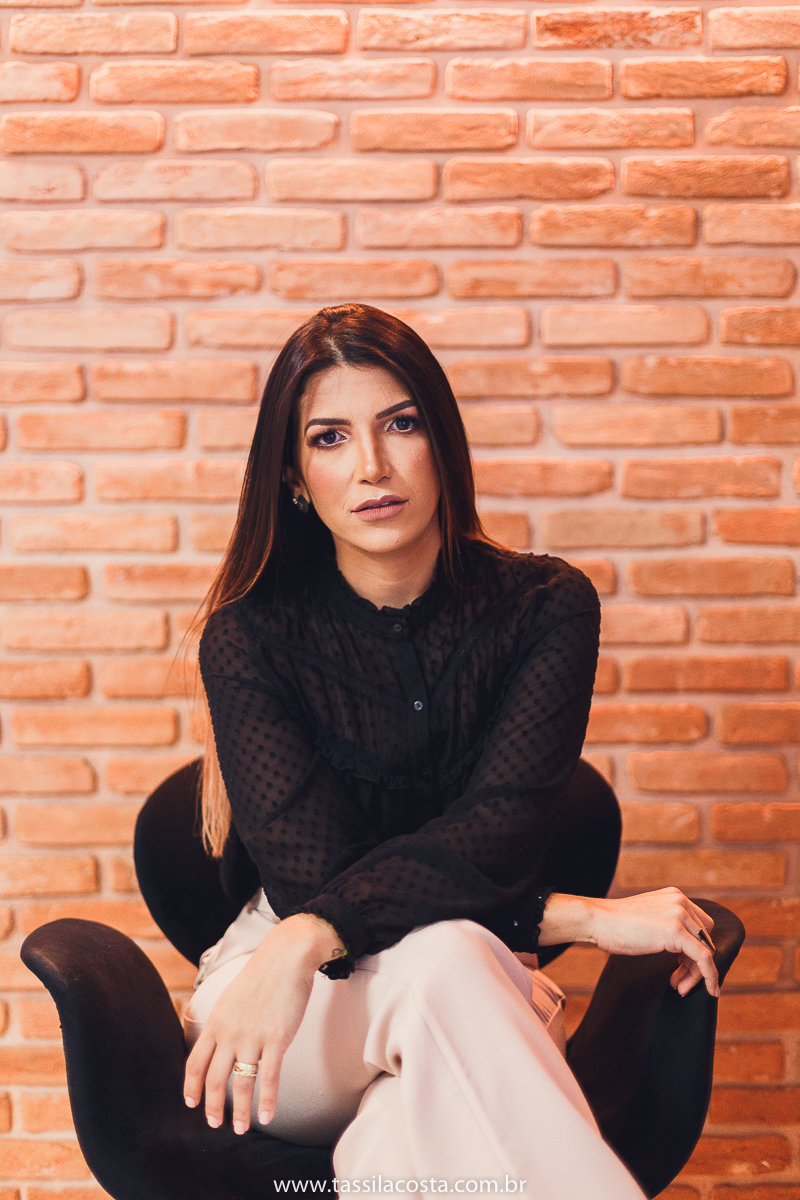 fotos profissionais, para atualização de portfólio, fotos para Linkedin, fotos em Vitória para atualizar site e Instagram, fotos de profissionais da área de marketing, professora de vendas