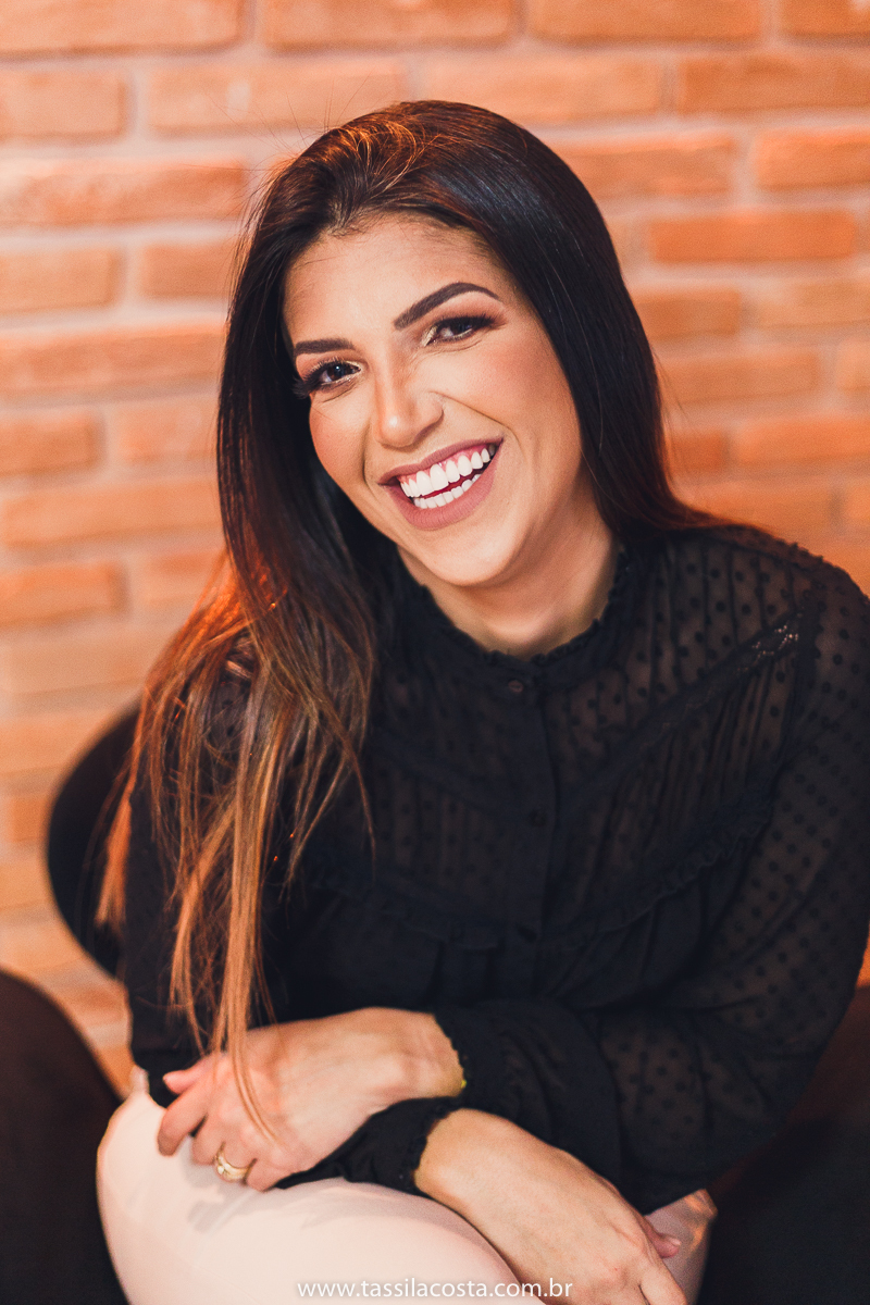 fotos profissionais, para atualização de portfólio, fotos para Linkedin, fotos em Vitória para atualizar site e Instagram, fotos de profissionais da área de marketing, professora de vendas