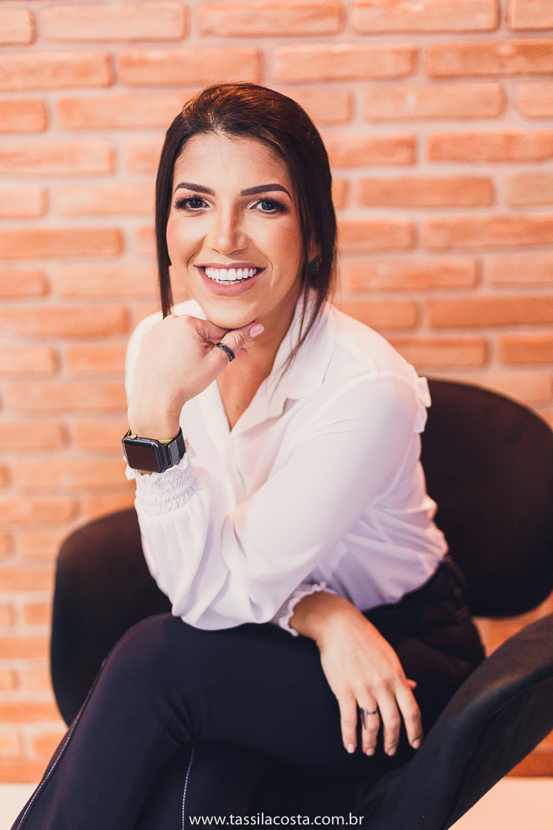 fotos profissionais, para atualização de portfólio, fotos para Linkedin, fotos em Vitória para atualizar site e Instagram, fotos de profissionais da área de marketing, professora de vendas