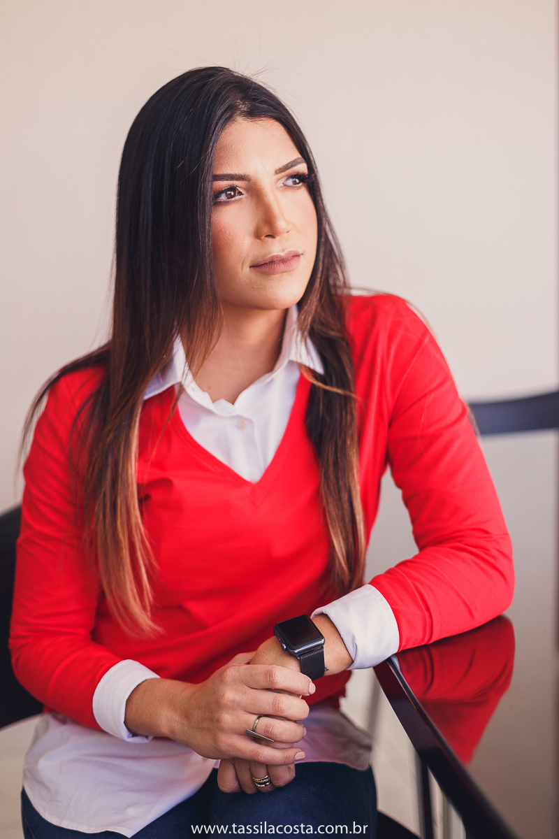 fotos profissionais, para atualização de portfólio, fotos para Linkedin, fotos em Vitória para atualizar site e Instagram, fotos de profissionais da área de marketing, professora de vendas