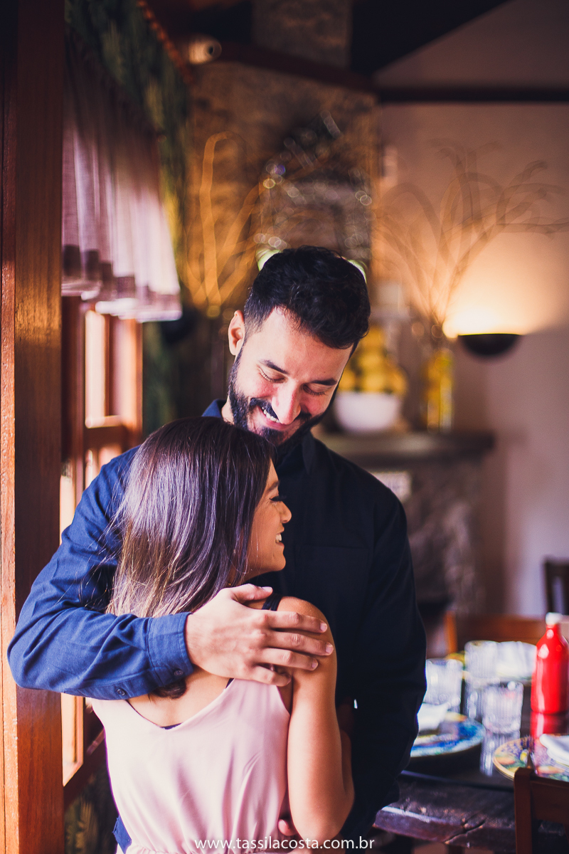 ensaio pré casamento, feito em Pedra Azul ES, fotos num dia frio em Pedra Azul, fotografamos no Restaurante Don Due em Pedra Azul e depois fizemos um Picnic em Pedra Azul, fotos lindas de um casal apaixonado, look para ensaio casal em Pedra Azul