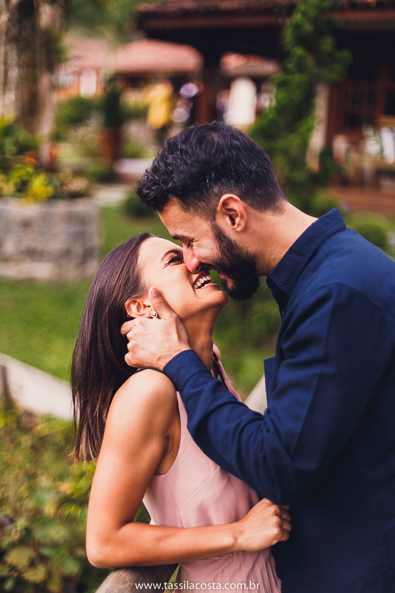 ensaio pré casamento, feito em Pedra Azul ES, fotos num dia frio em Pedra Azul, fotografamos no Restaurante Don Due em Pedra Azul e depois fizemos um Picnic em Pedra Azul, fotos lindas de um casal apaixonado, look para ensaio casal em Pedra Azul