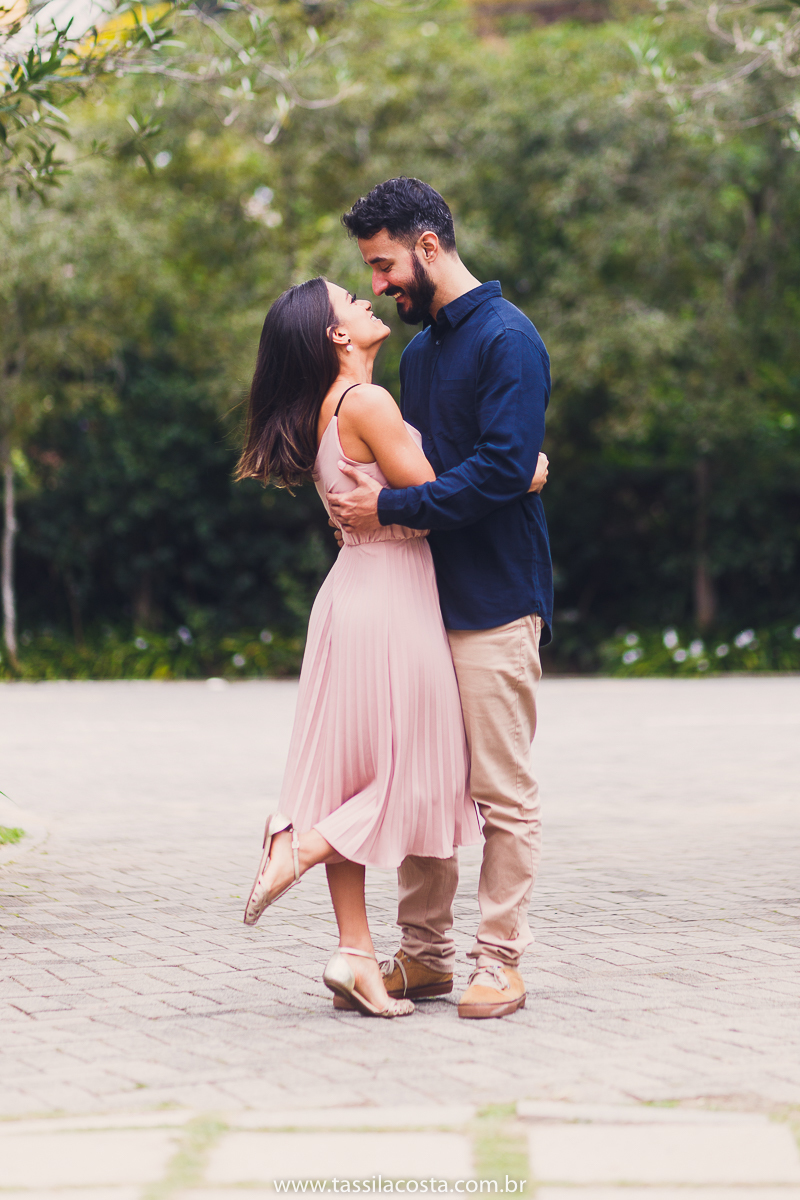 ensaio pré casamento, feito em Pedra Azul ES, fotos num dia frio em Pedra Azul, fotografamos no Restaurante Don Due em Pedra Azul e depois fizemos um Picnic em Pedra Azul, fotos lindas de um casal apaixonado, look para ensaio casal em Pedra Azul