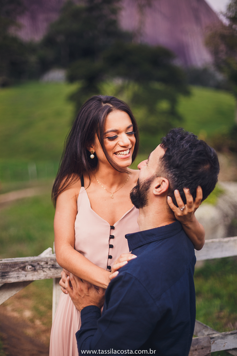 ensaio pré casamento, feito em Pedra Azul ES, fotos num dia frio em Pedra Azul, fotografamos no Restaurante Don Due em Pedra Azul e depois fizemos um Picnic em Pedra Azul, fotos lindas de um casal apaixonado, look para ensaio casal em Pedra Azul