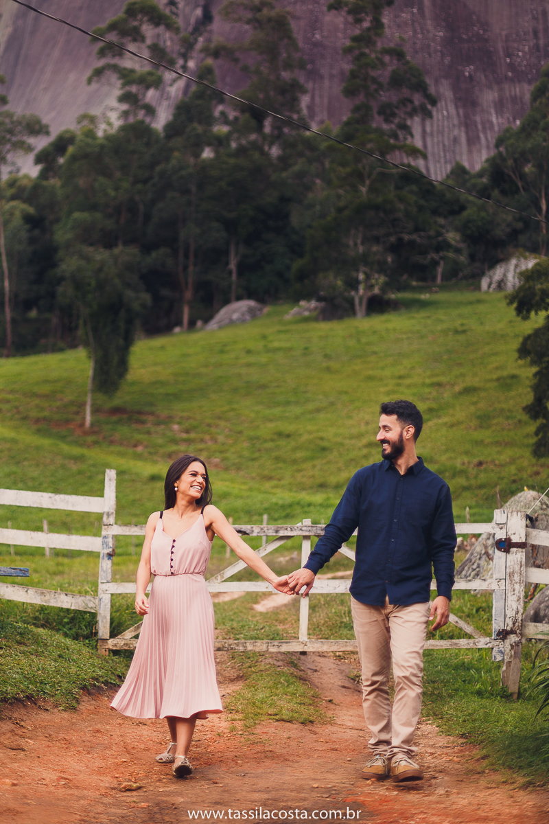 ensaio pré casamento, feito em Pedra Azul ES, fotos num dia frio em Pedra Azul, fotografamos no Restaurante Don Due em Pedra Azul e depois fizemos um Picnic em Pedra Azul, fotos lindas de um casal apaixonado, look para ensaio casal em Pedra Azul