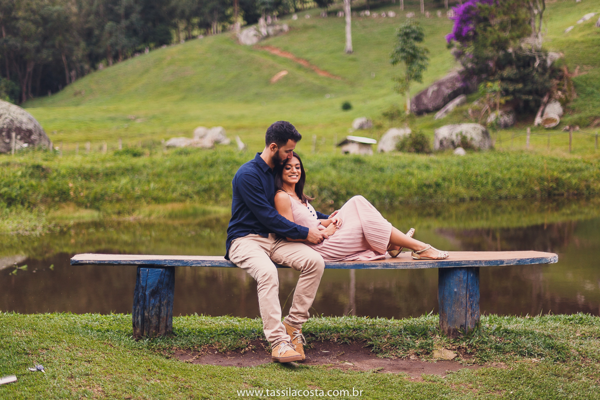 ensaio pré casamento, feito em Pedra Azul ES, fotos num dia frio em Pedra Azul, fotografamos no Restaurante Don Due em Pedra Azul e depois fizemos um Picnic em Pedra Azul, fotos lindas de um casal apaixonado, look para ensaio casal em Pedra Azul