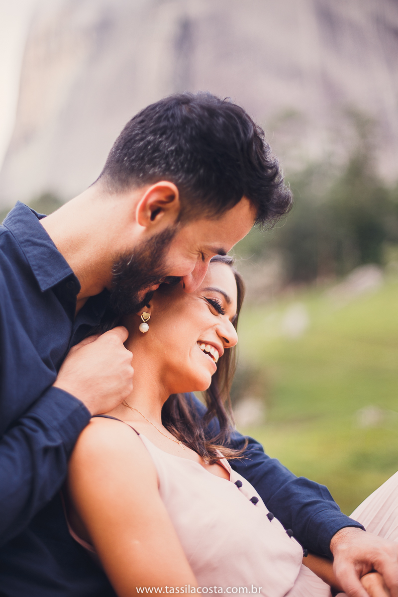 ensaio pré casamento, feito em Pedra Azul ES, fotos num dia frio em Pedra Azul, fotografamos no Restaurante Don Due em Pedra Azul e depois fizemos um Picnic em Pedra Azul, fotos lindas de um casal apaixonado, look para ensaio casal em Pedra Azul