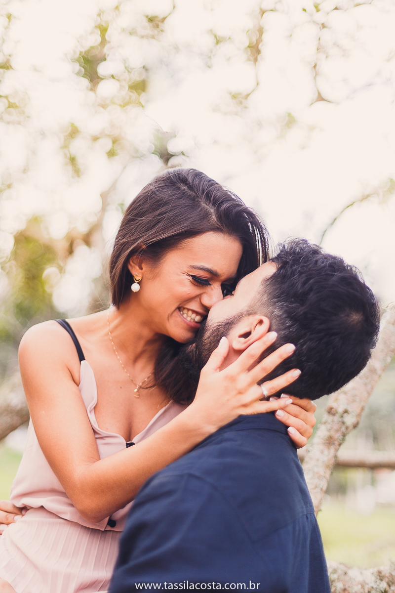 ensaio pré casamento, feito em Pedra Azul ES, fotos num dia frio em Pedra Azul, fotografamos no Restaurante Don Due em Pedra Azul e depois fizemos um Picnic em Pedra Azul, fotos lindas de um casal apaixonado, look para ensaio casal em Pedra Azul