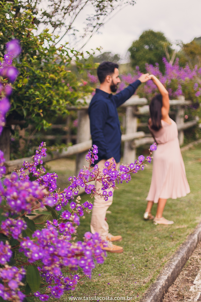 ensaio pré casamento, feito em Pedra Azul ES, fotos num dia frio em Pedra Azul, fotografamos no Restaurante Don Due em Pedra Azul e depois fizemos um Picnic em Pedra Azul, fotos lindas de um casal apaixonado, look para ensaio casal em Pedra Azul