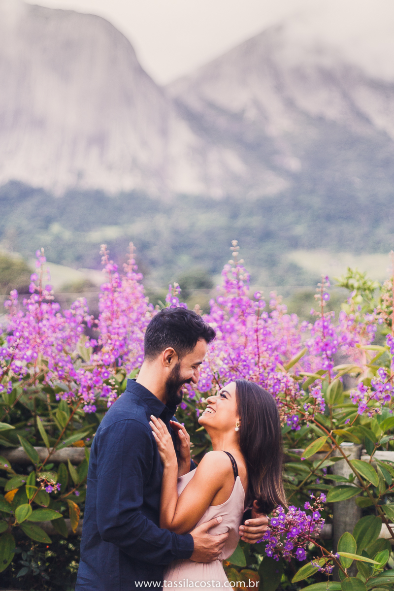 ensaio pré casamento, feito em Pedra Azul ES, fotos num dia frio em Pedra Azul, fotografamos no Restaurante Don Due em Pedra Azul e depois fizemos um Picnic em Pedra Azul, fotos lindas de um casal apaixonado, look para ensaio casal em Pedra Azul