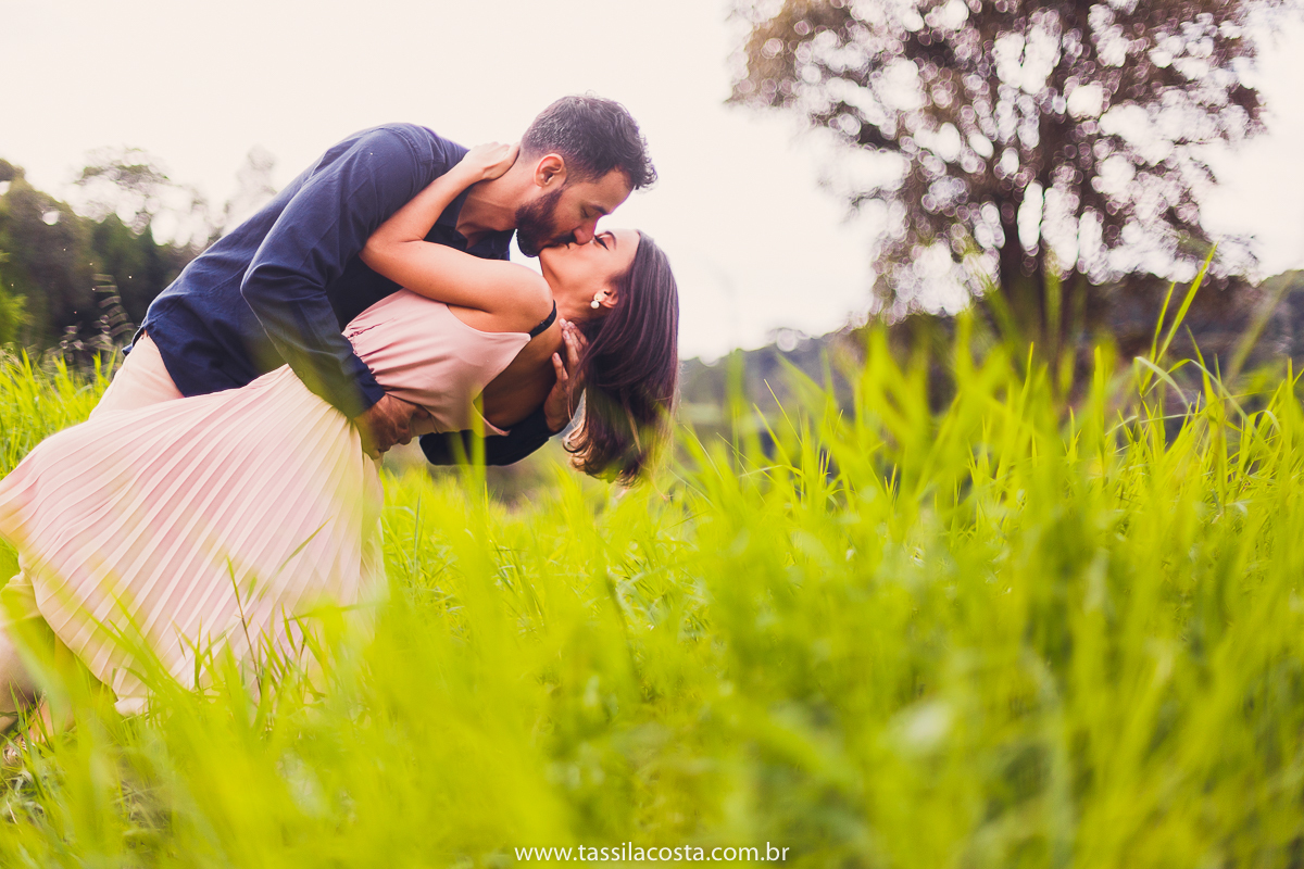 ensaio pré casamento, feito em Pedra Azul ES, fotos num dia frio em Pedra Azul, fotografamos no Restaurante Don Due em Pedra Azul e depois fizemos um Picnic em Pedra Azul, fotos lindas de um casal apaixonado, look para ensaio casal em Pedra Azul