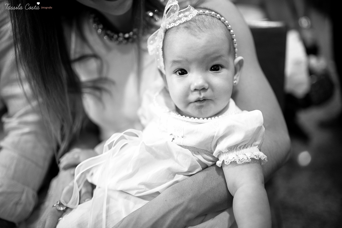 fotos de batizado da laura, domingo pela manhã, igreja católica, fotógrafa tássila costa, batizado na igreja na praia da costa, fotos lindas de batizado, batizado emocionante
