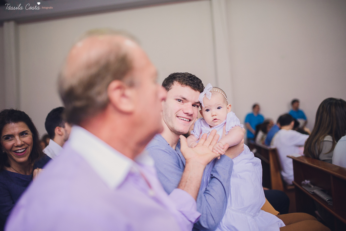 fotos de batizado da laura, domingo pela manhã, igreja católica, fotógrafa tássila costa, batizado na igreja na praia da costa, fotos lindas de batizado, batizado emocionante