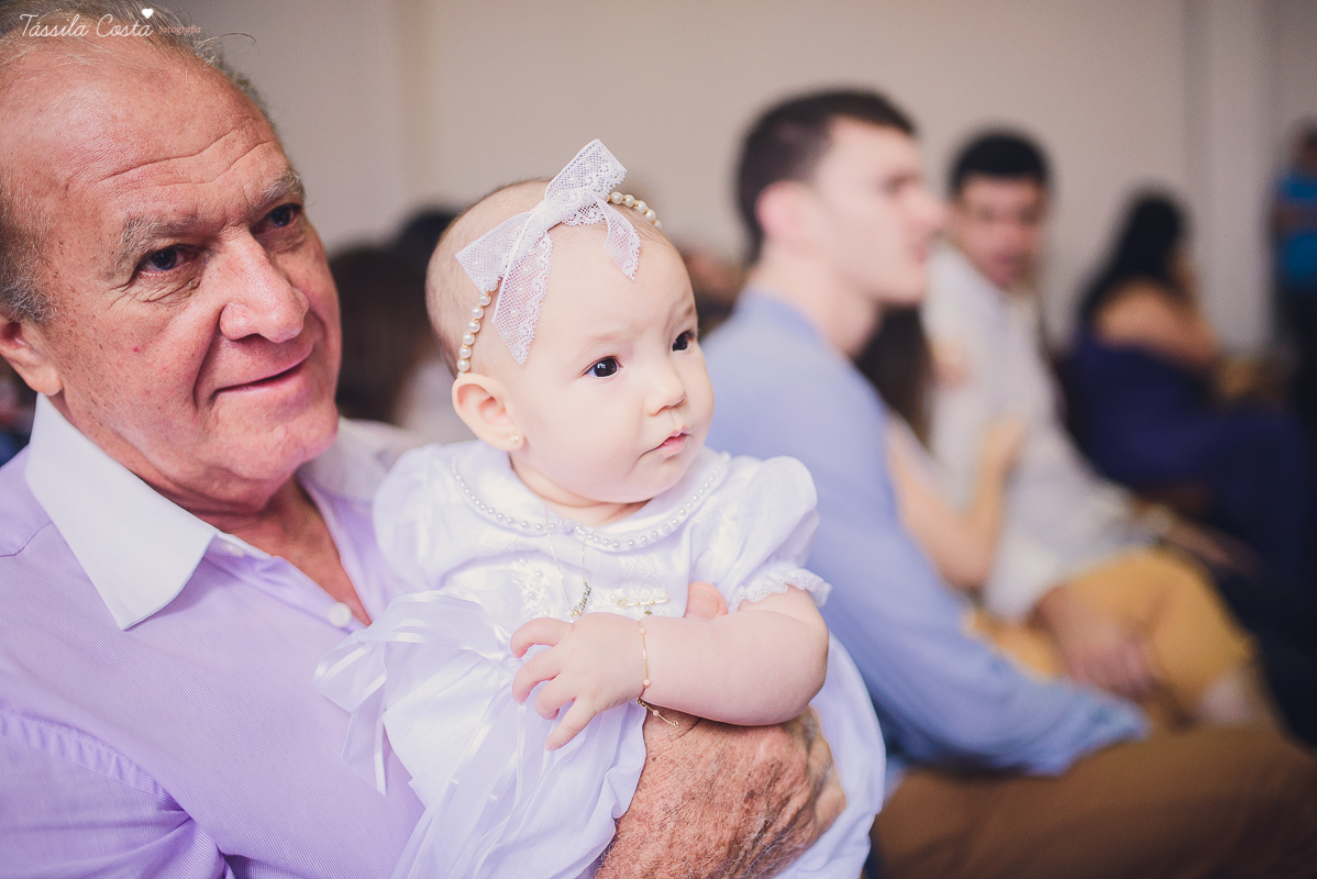 fotos de batizado da laura, domingo pela manhã, igreja católica, fotógrafa tássila costa, batizado na igreja na praia da costa, fotos lindas de batizado, batizado emocionante