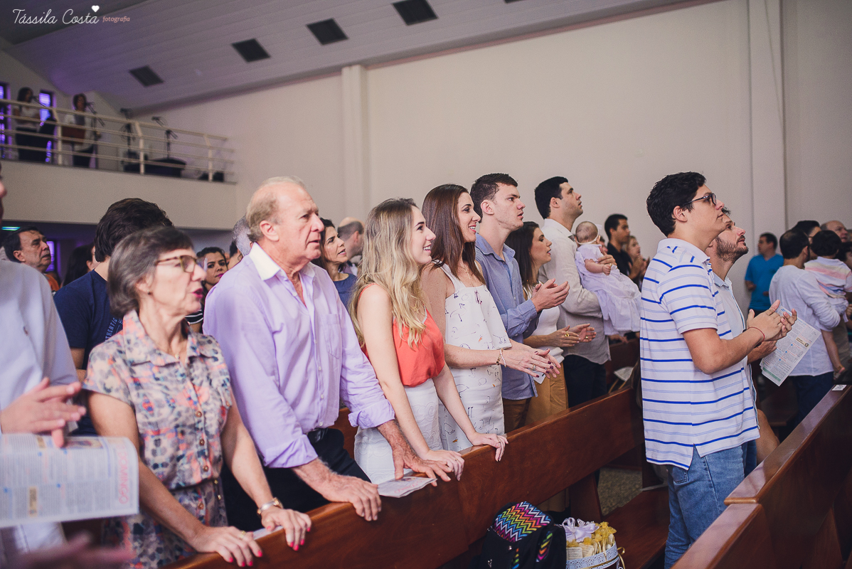 fotos de batizado da laura, domingo pela manhã, igreja católica, fotógrafa tássila costa, batizado na igreja na praia da costa, fotos lindas de batizado, batizado emocionante