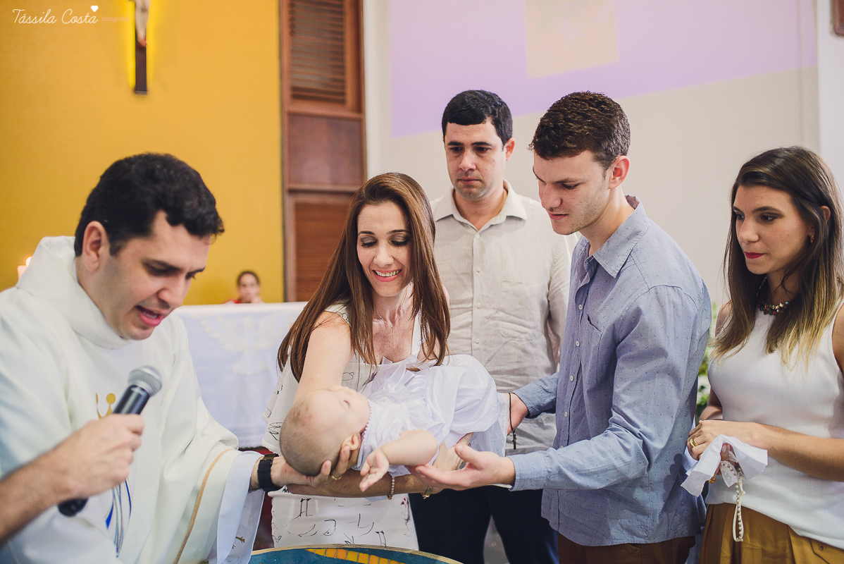 fotos de batizado da laura, domingo pela manhã, igreja católica, fotógrafa tássila costa, batizado na igreja na praia da costa, fotos lindas de batizado, batizado emocionante