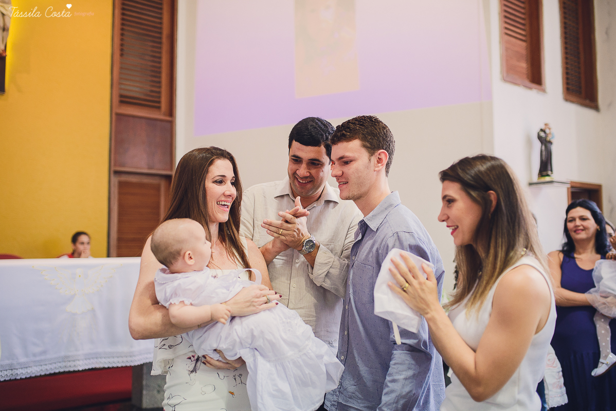 fotos de batizado da laura, domingo pela manhã, igreja católica, fotógrafa tássila costa, batizado na igreja na praia da costa, fotos lindas de batizado, batizado emocionante