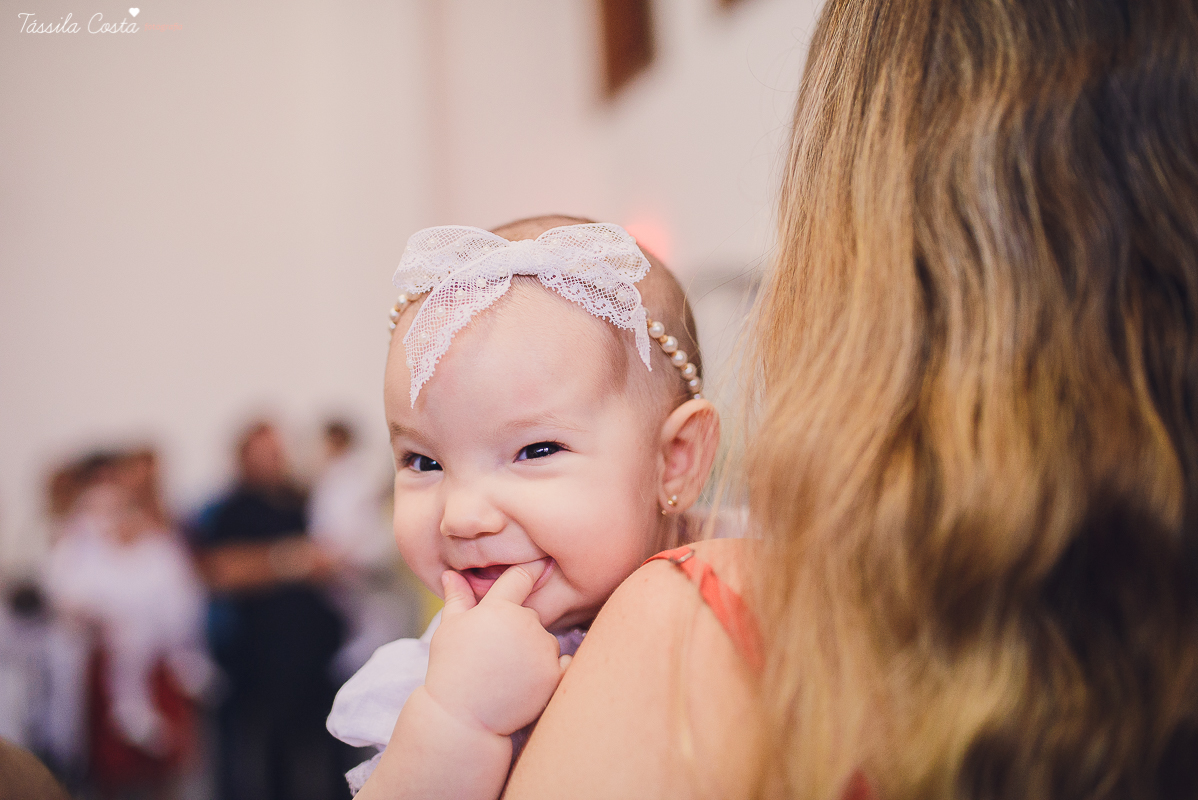 fotos de batizado da laura, domingo pela manhã, igreja católica, fotógrafa tássila costa, batizado na igreja na praia da costa, fotos lindas de batizado, batizado emocionante