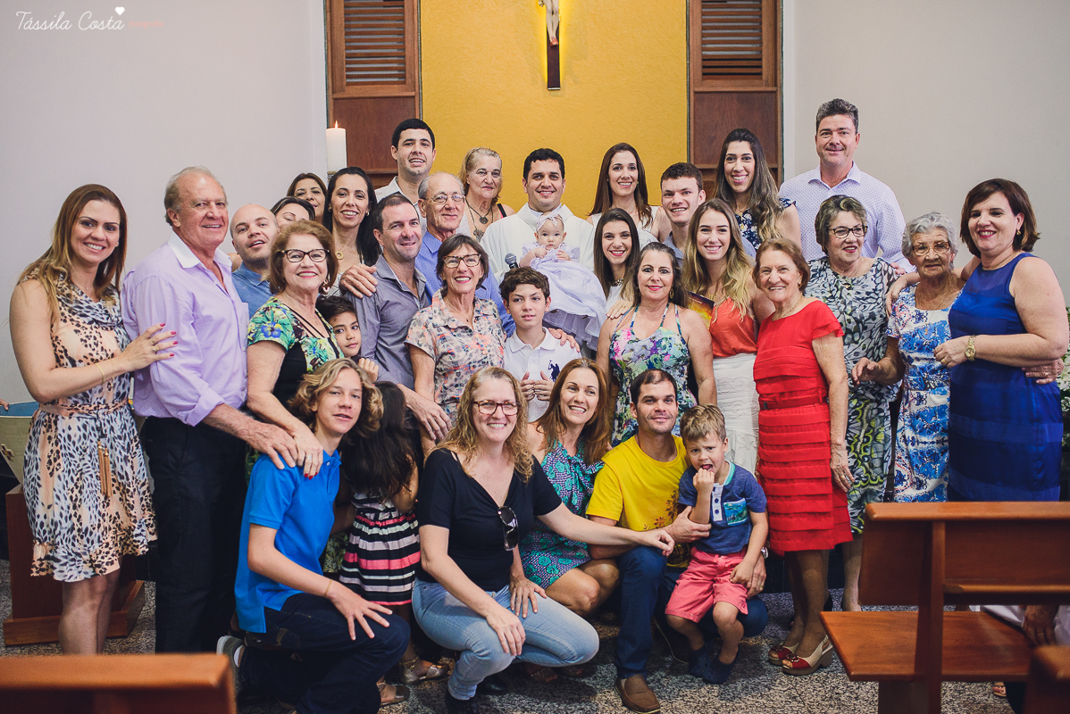 fotos de batizado da laura, domingo pela manhã, igreja católica, fotógrafa tássila costa, batizado na igreja na praia da costa, fotos lindas de batizado, batizado emocionante