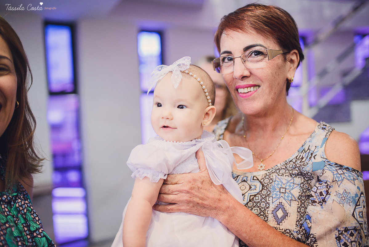 fotos de batizado da laura, domingo pela manhã, igreja católica, fotógrafa tássila costa, batizado na igreja na praia da costa, fotos lindas de batizado, batizado emocionante