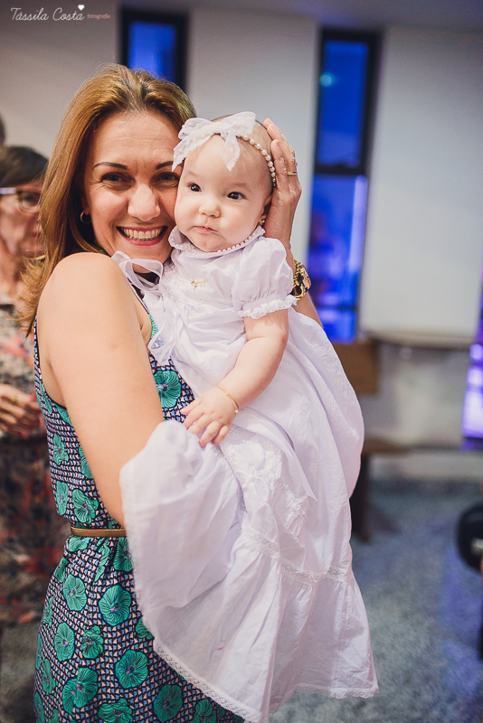 fotos de batizado da laura, domingo pela manhã, igreja católica, fotógrafa tássila costa, batizado na igreja na praia da costa, fotos lindas de batizado, batizado emocionante