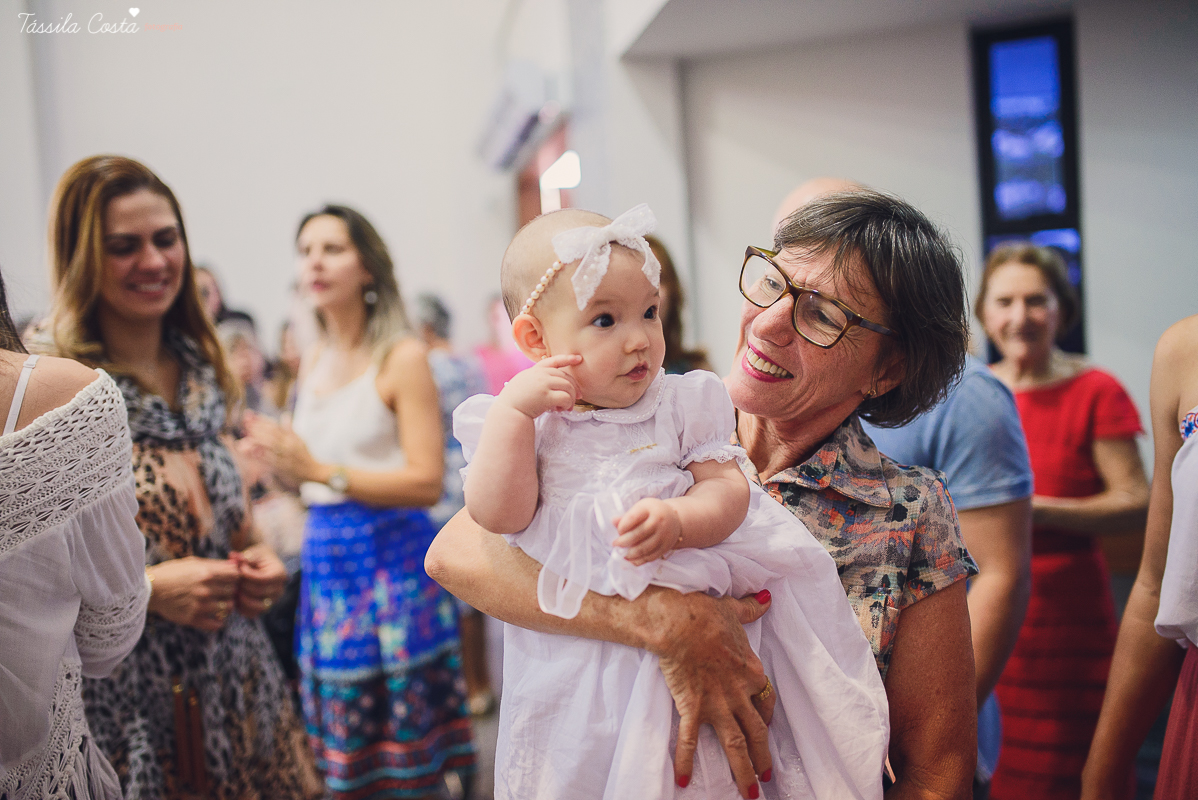 fotos de batizado da laura, domingo pela manhã, igreja católica, fotógrafa tássila costa, batizado na igreja na praia da costa, fotos lindas de batizado, batizado emocionante