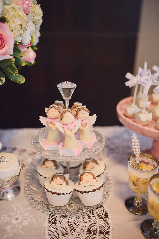 fotos de batizado da laura, domingo pela manhã, igreja católica, fotógrafa tássila costa, batizado na igreja na praia da costa, fotos lindas de batizado, batizado emocionante
