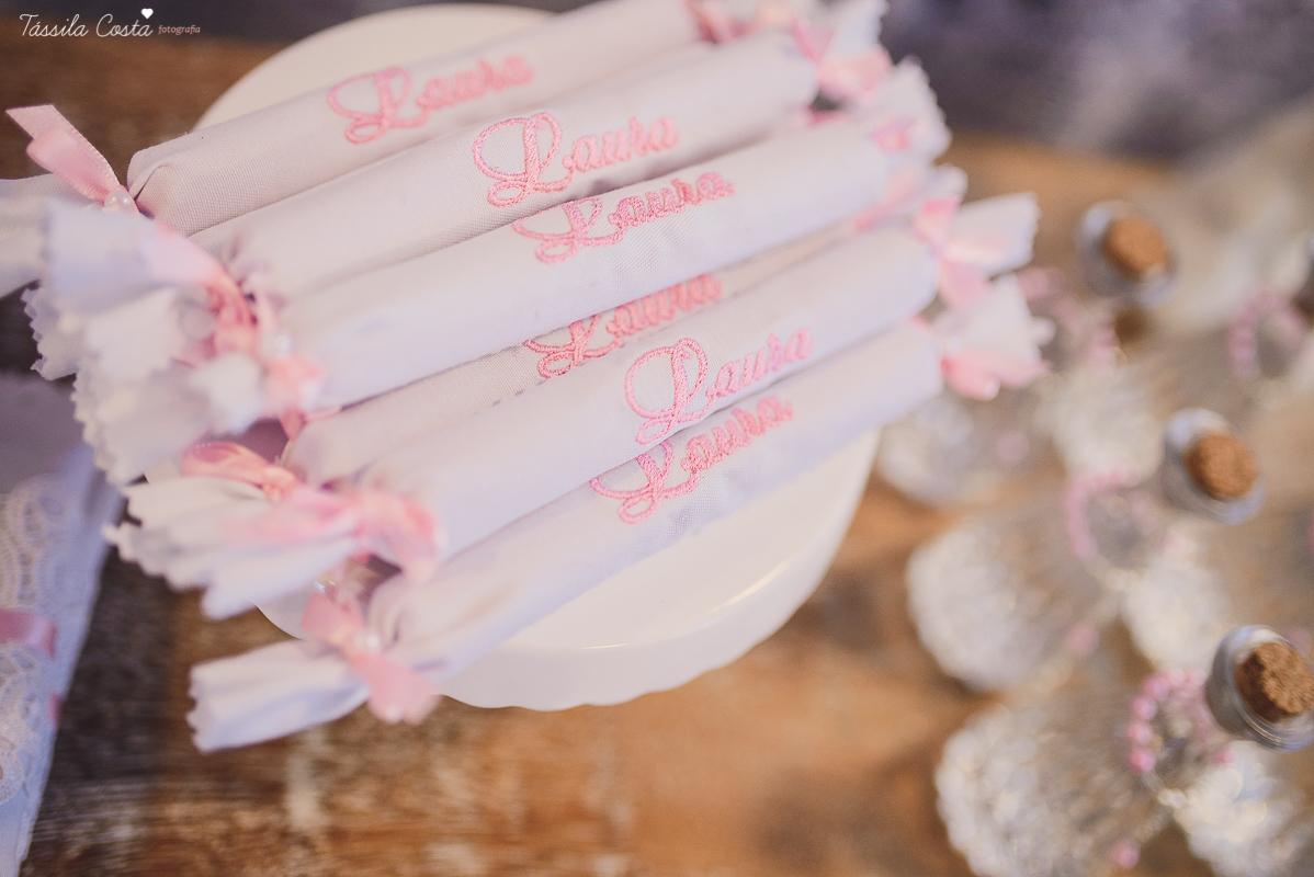 fotos de batizado da laura, domingo pela manhã, igreja católica, fotógrafa tássila costa, batizado na igreja na praia da costa, fotos lindas de batizado, batizado emocionante