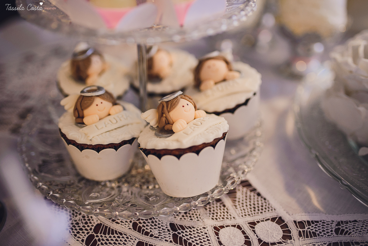 fotos de batizado da laura, domingo pela manhã, igreja católica, fotógrafa tássila costa, batizado na igreja na praia da costa, fotos lindas de batizado, batizado emocionante