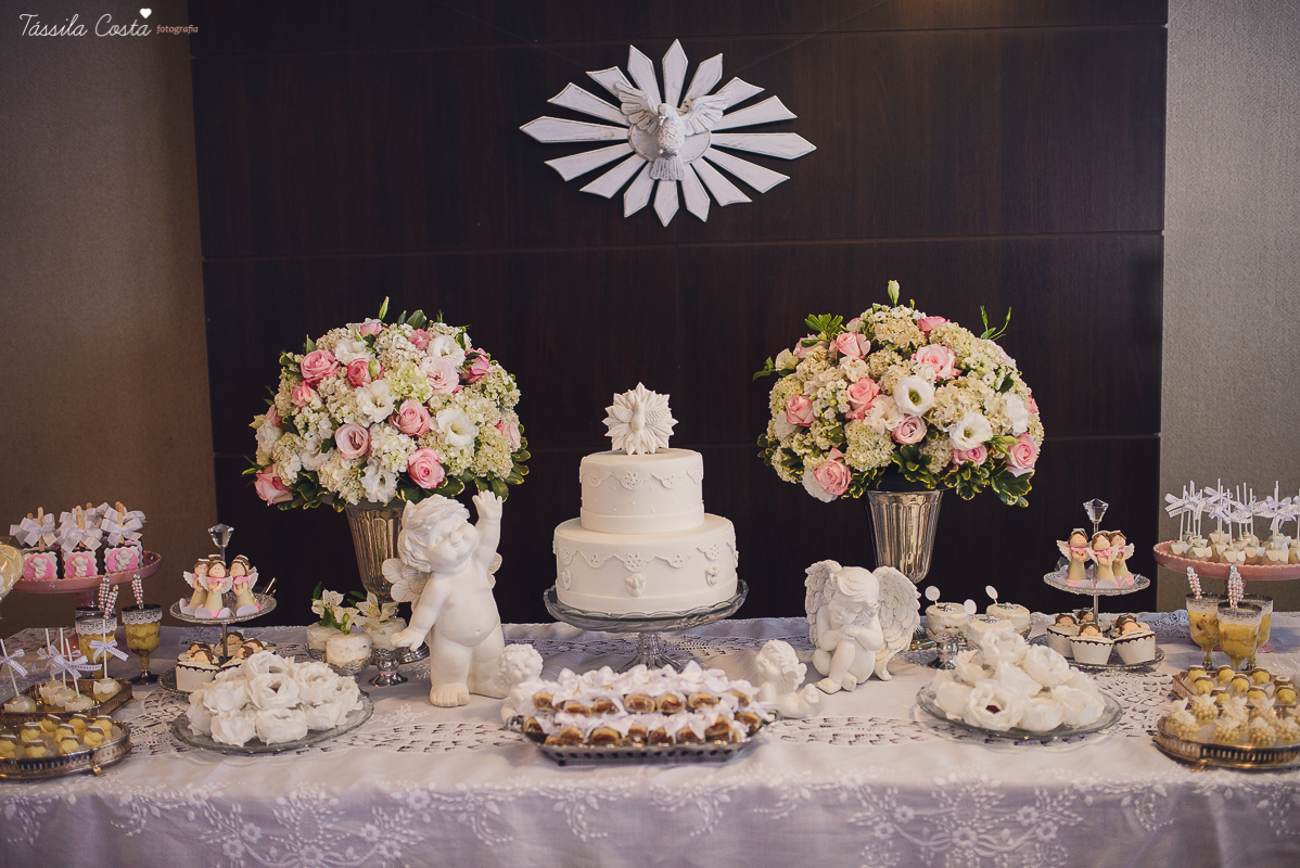 fotos de batizado da laura, domingo pela manhã, igreja católica, fotógrafa tássila costa, batizado na igreja na praia da costa, fotos lindas de batizado, batizado emocionante