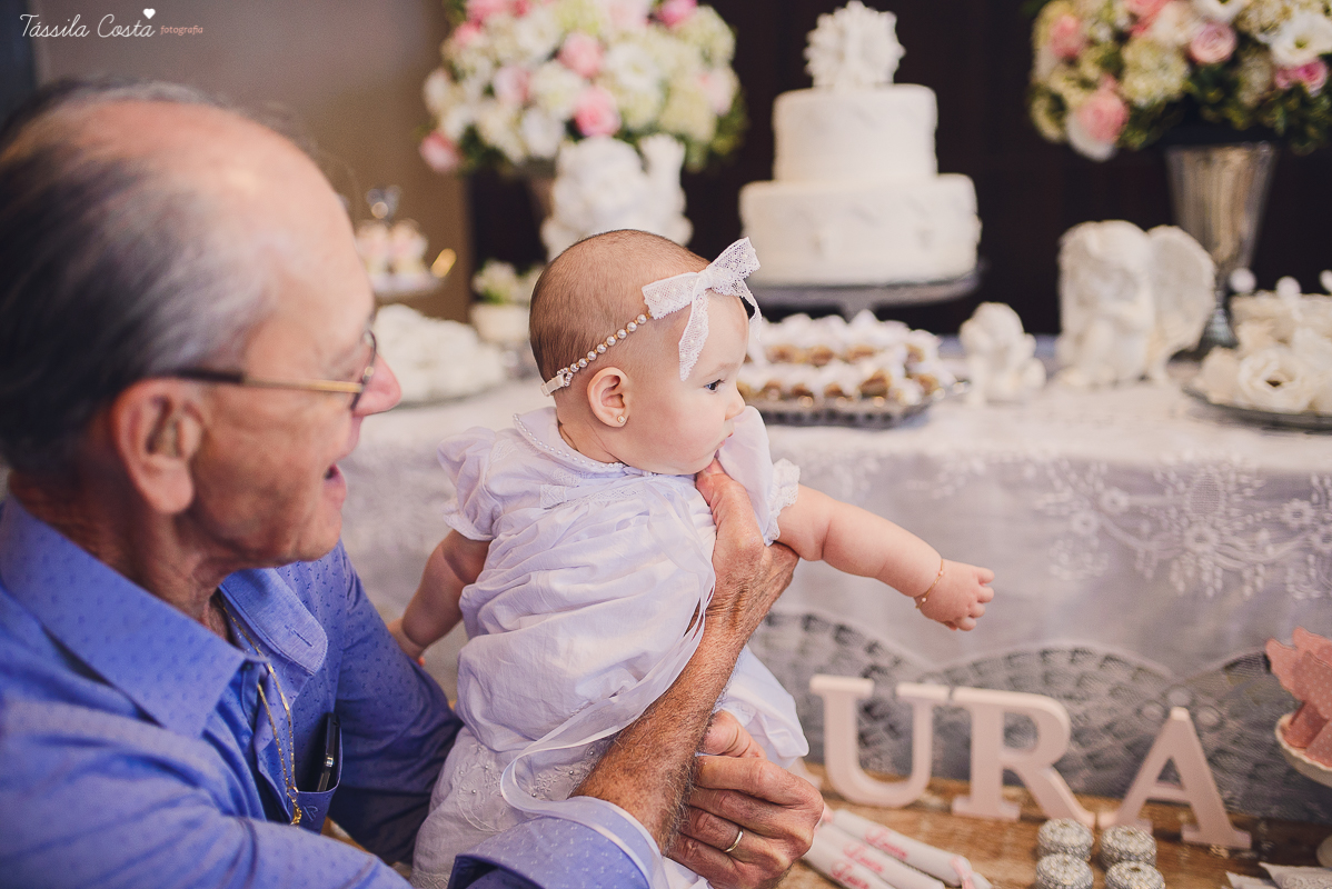 fotos de batizado da laura, domingo pela manhã, igreja católica, fotógrafa tássila costa, batizado na igreja na praia da costa, fotos lindas de batizado, batizado emocionante