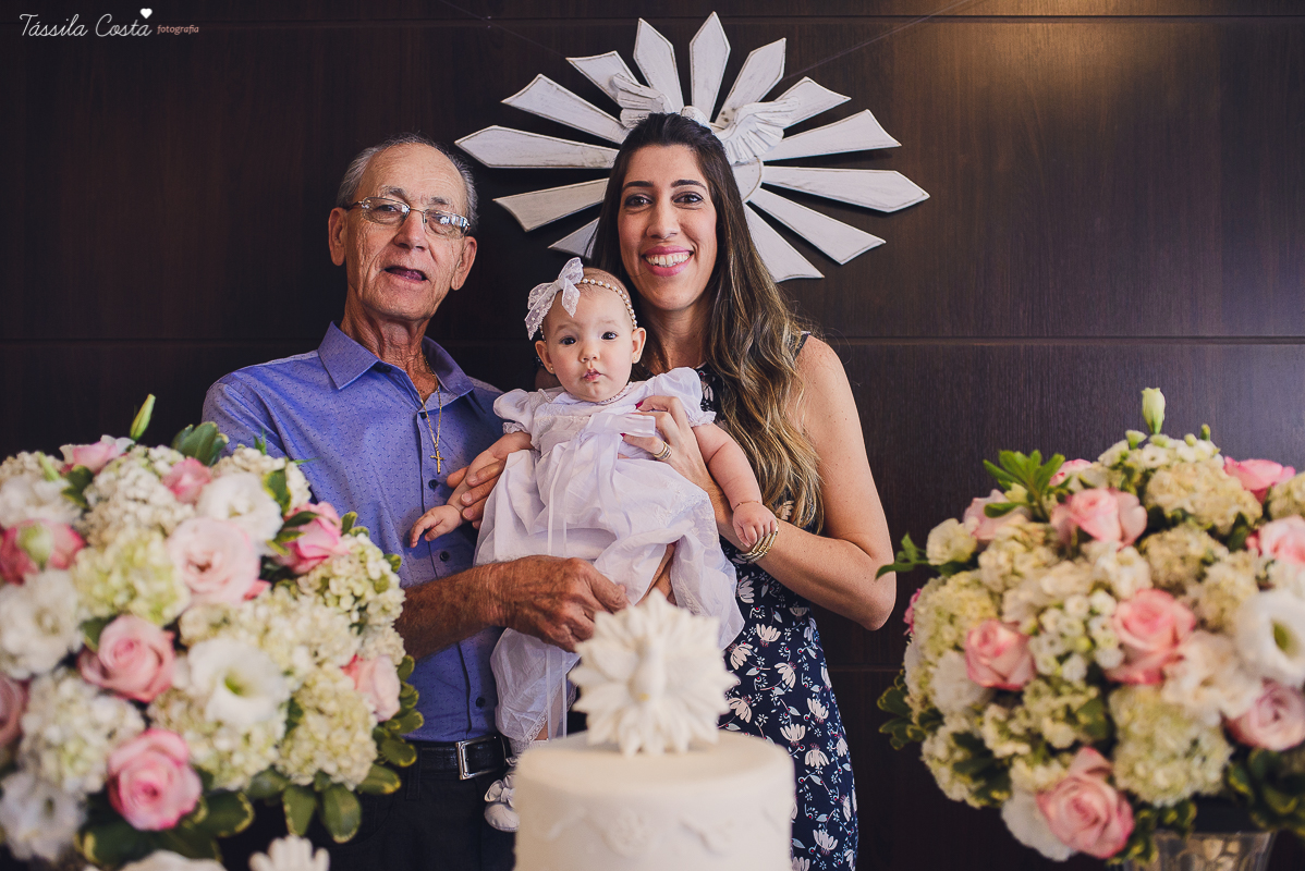 fotos de batizado da laura, domingo pela manhã, igreja católica, fotógrafa tássila costa, batizado na igreja na praia da costa, fotos lindas de batizado, batizado emocionante